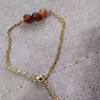 دستبند سنگ عقیق با زنجیر رنگ ثابت طلایی