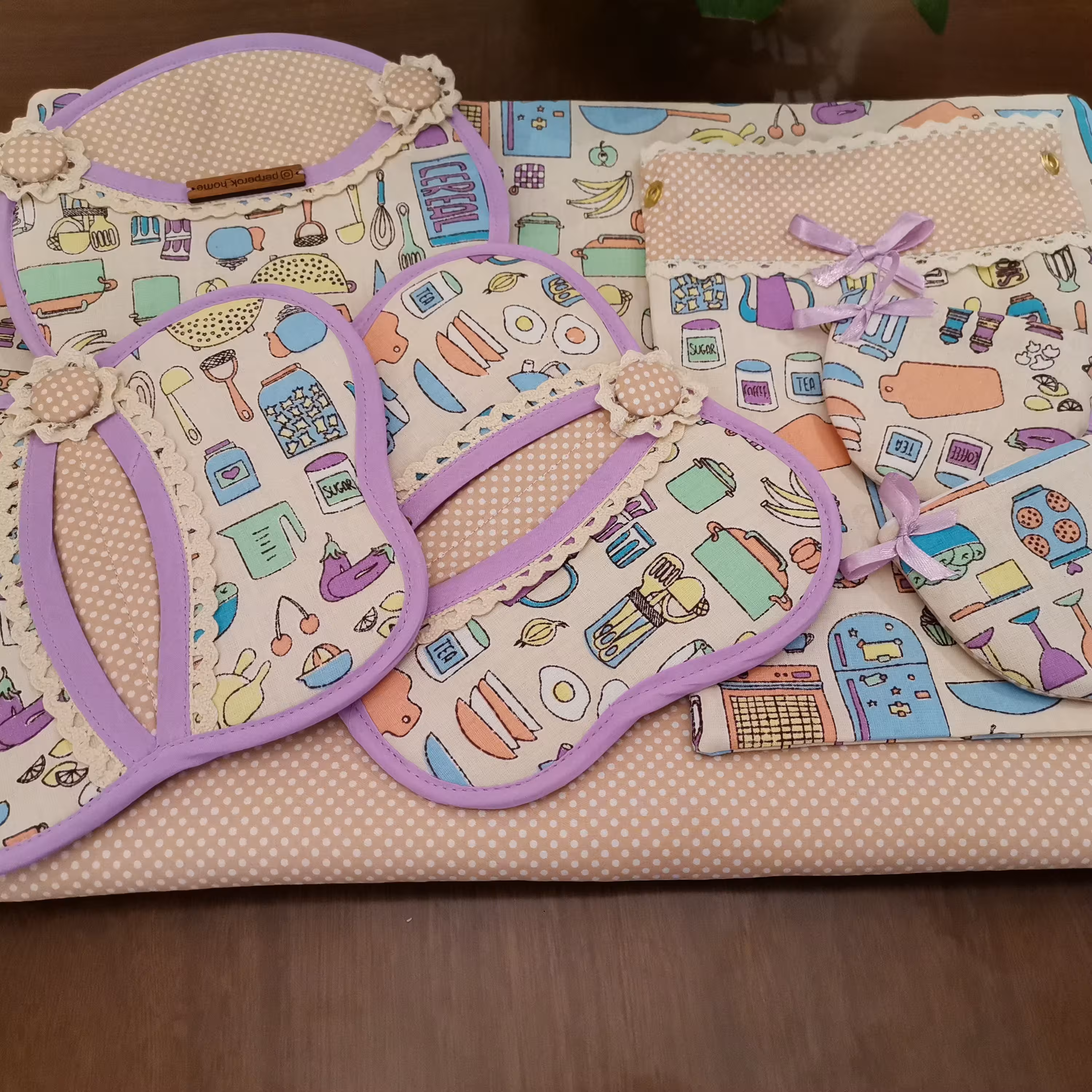 سرویس آشپزخانه شامل پیشبند ساده جیب دار دستگیره مدل پروانه و کیسه سبزی سایز کوچک دستگیره مدل پروانه و دستگیره چدن  نمگیر