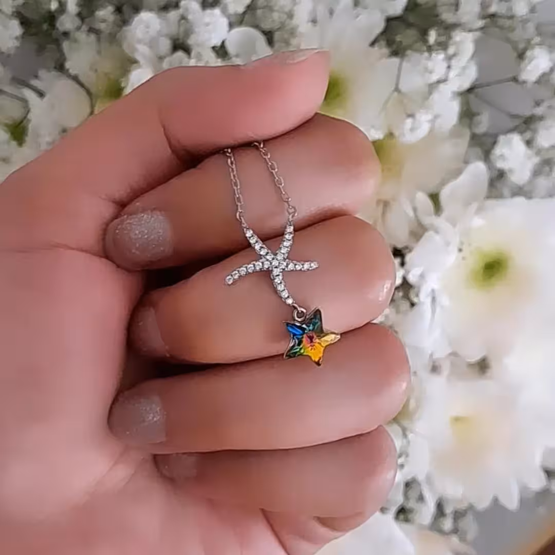 گردنبند نقره با نگین سوارسکی 7 رنگ و ابکاری طلا سفید به صورت رادیوم