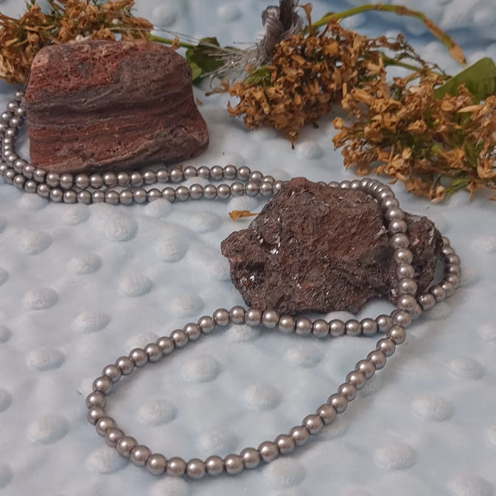 مروارید سنگی شماره 6، ،شامل (140-الی- 142) عدد مروارید 
رنگ خاکستری تیره،  براق  صدفی مطابق عکس