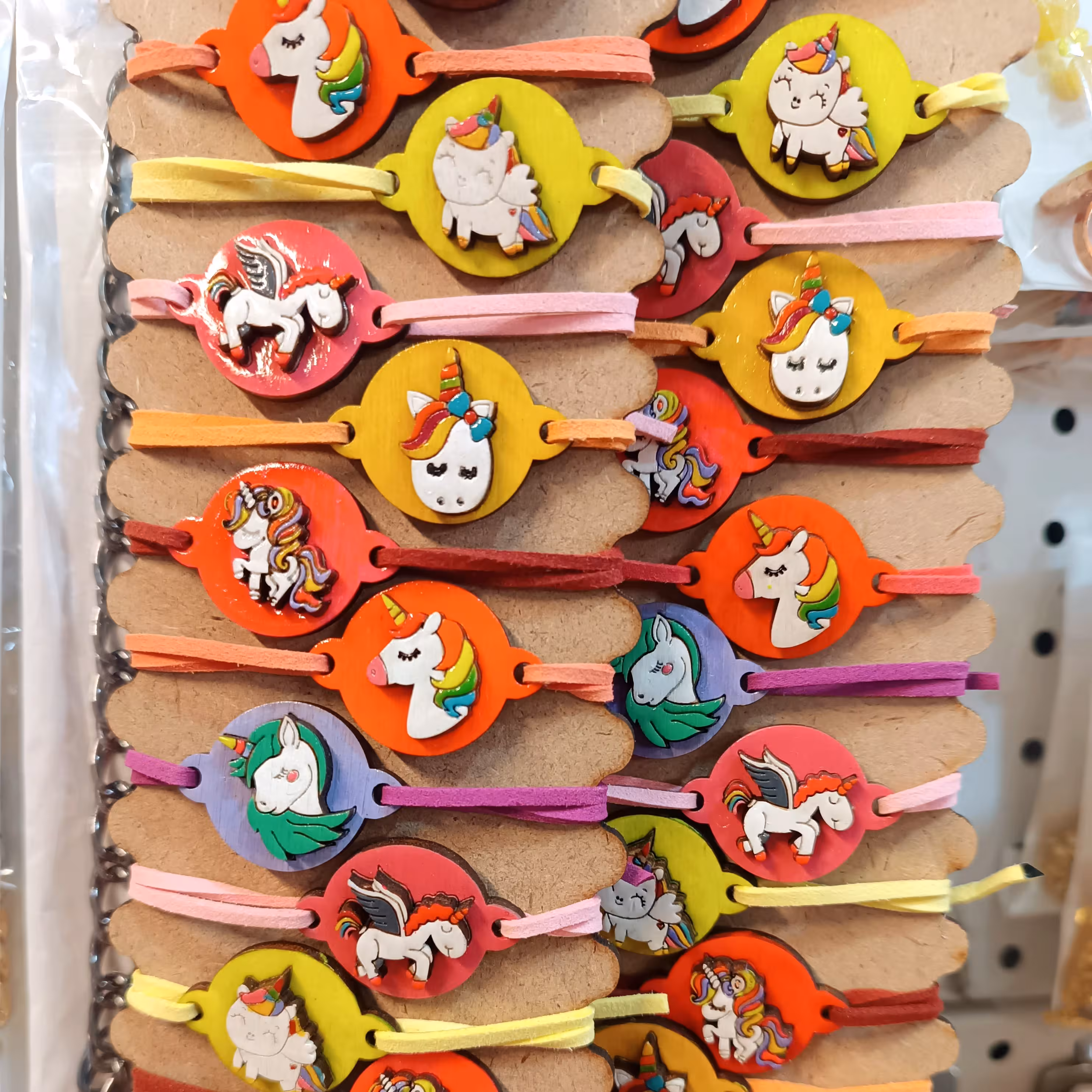 دستبند چوبی با بند چرمی