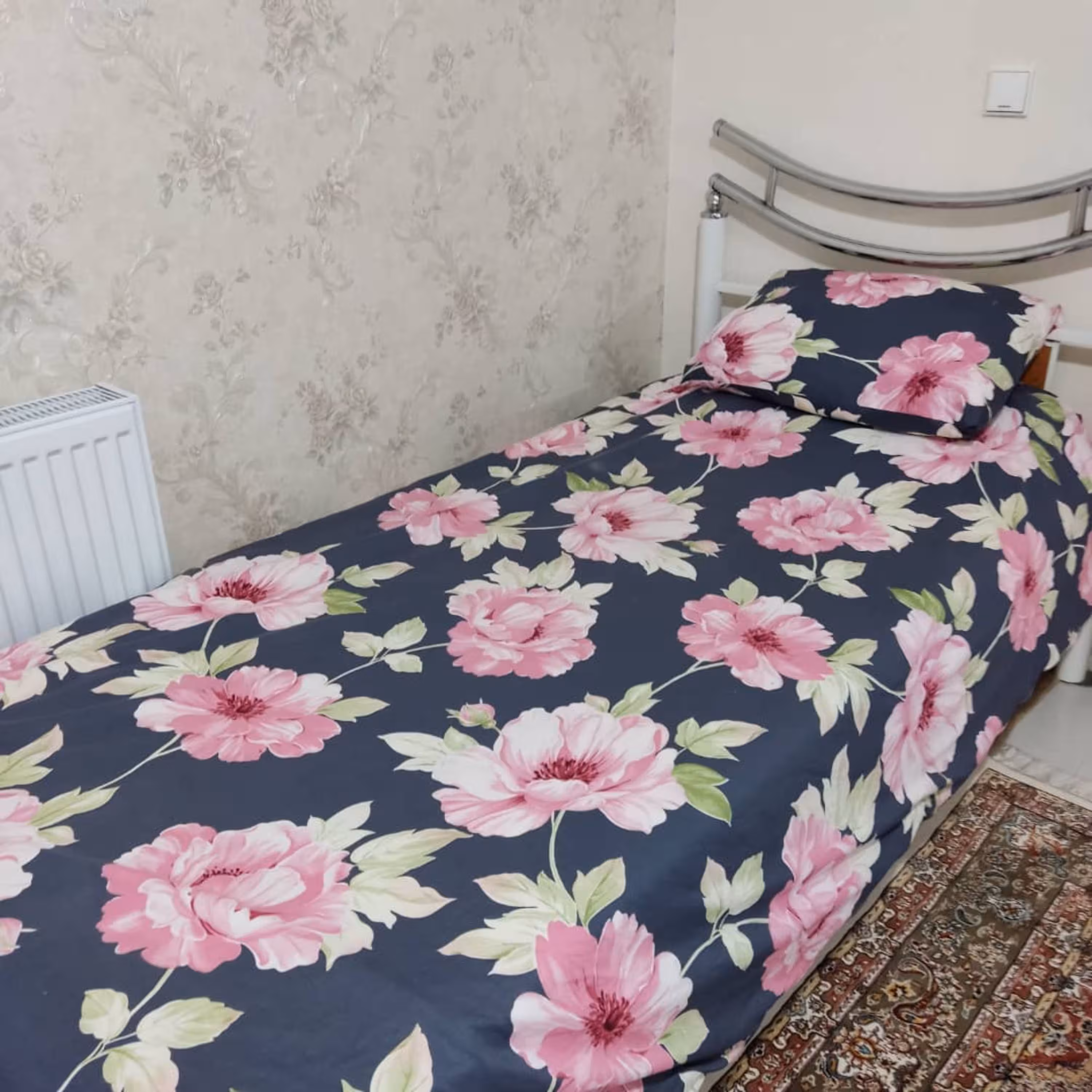 کاور تخت یک نفره طرح گل نسترن همراه یک عدد بالشت(200در 90 در 25)