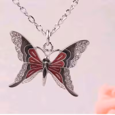 گردنبند طرح پروانه