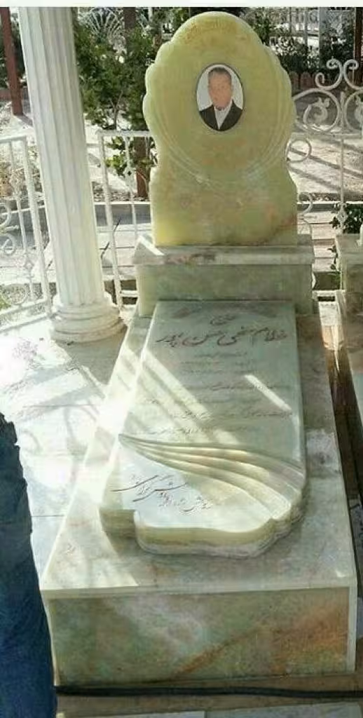سنگ مزار مرمر سبز با کتیبه بالا سری و قاب ارتفاع