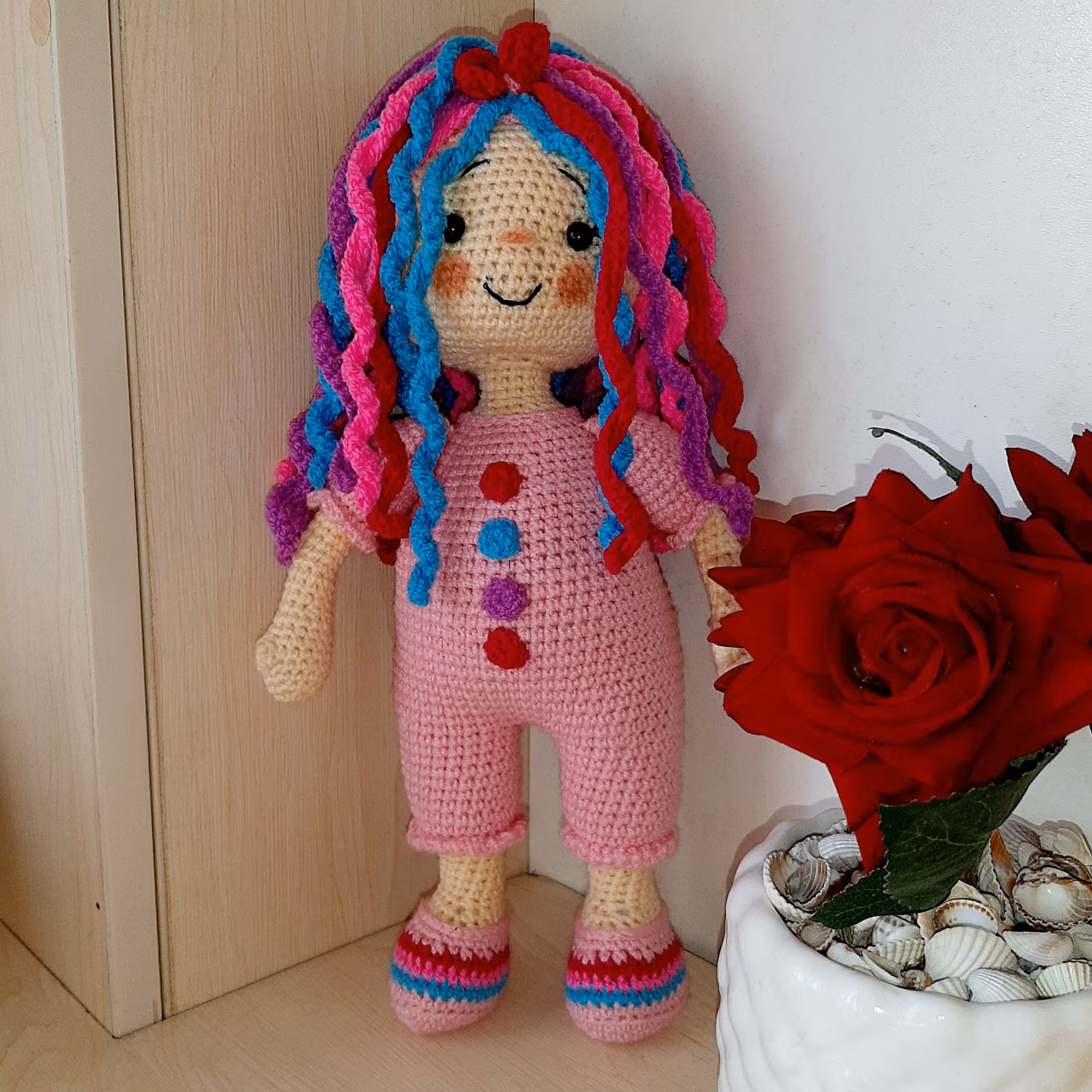 دختر مو رنگی بافتنی