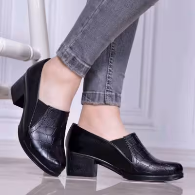 کفش پاشنه دار زنانه کلاسیک. شیک و راحت