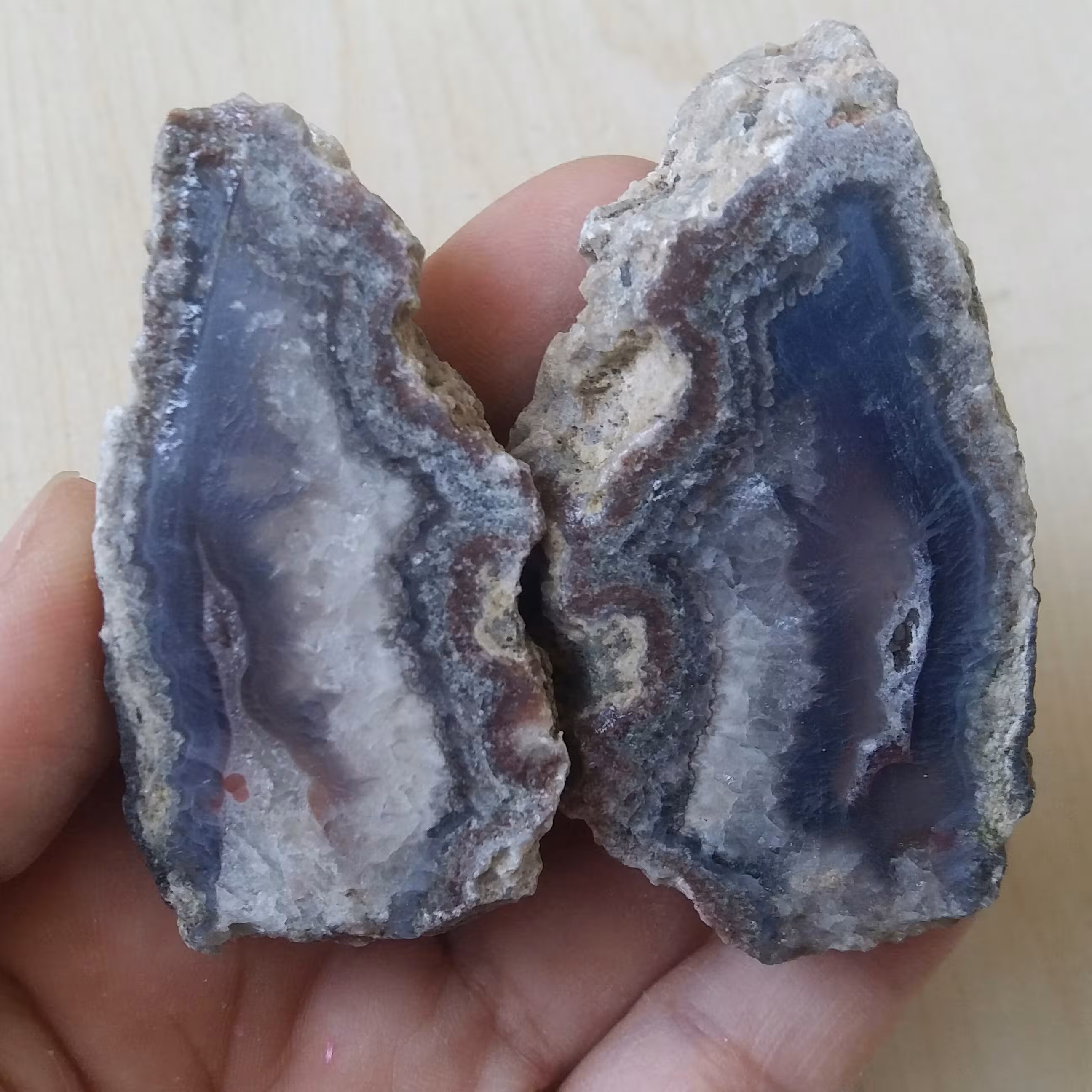 سنگ عقیق اصل قرینه برش خورده معدنی با رنگ طبیعی مناسب دکور و ویترین و ساخت نگین 