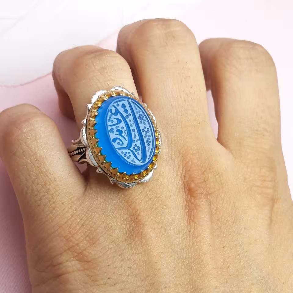 انگشترمردانه عقیق آبی خط درجه یک رکاب ماشینی حکاکی یاعلی مدد رکاب نقره تاج برنجی