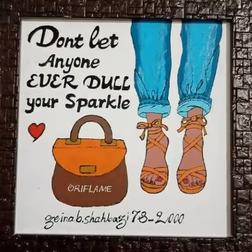 تابلوویترای‌دخترباشلوارلی با متن دلخواه بهمراه قاپ ابعادشیشه15در15(ابعادهرتابلوباقاپ20در20) 