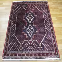 فرش دستباف شهربابك سيرجان طرح 2 ترنج سایز ذرع و نيم رنگ زمینه لاكي رنگ حاشیه لاكي کد 39724