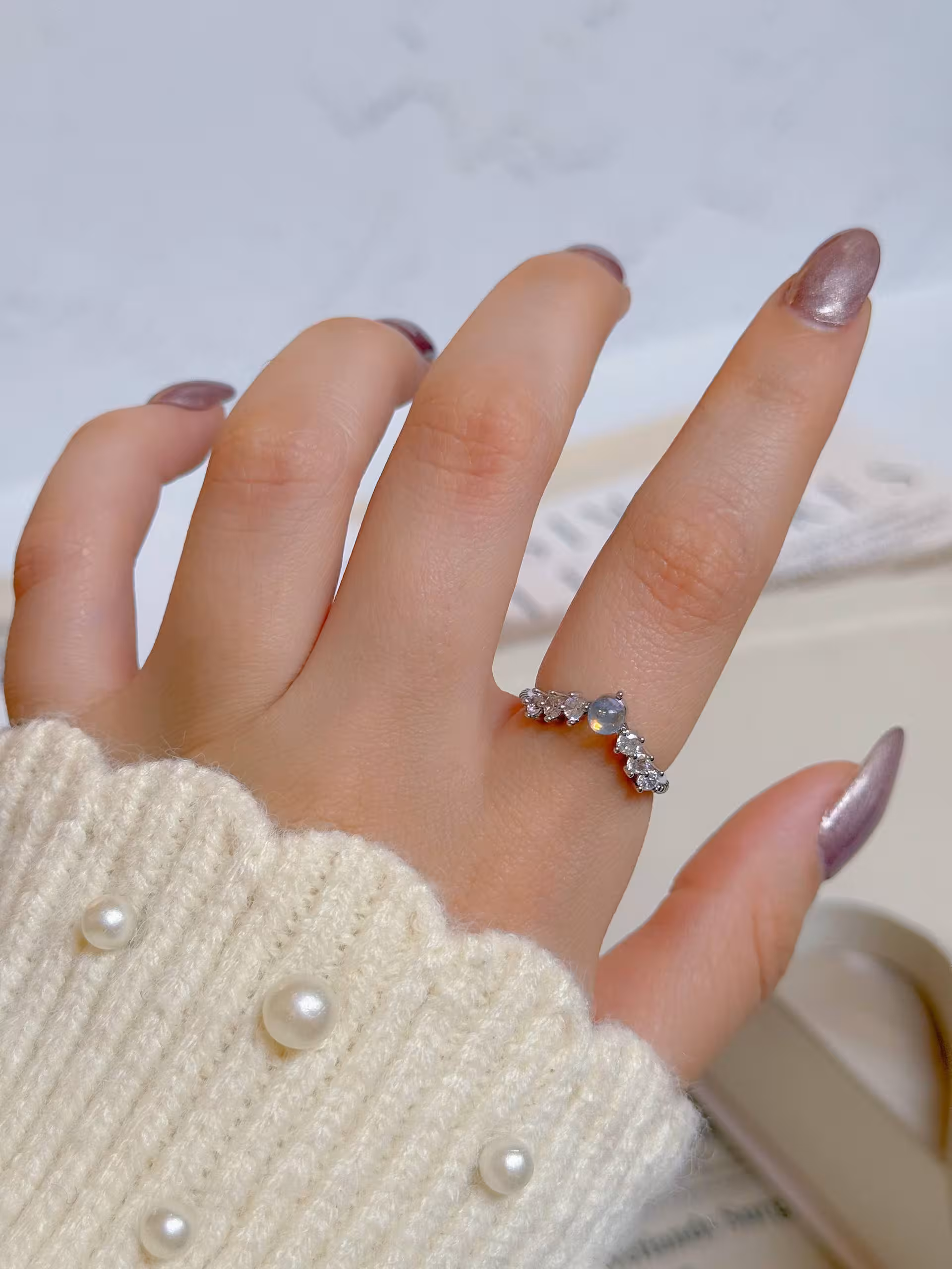 انگشتر نگین دار1321 انگشتر/فری سایز/از پشت بازوبسته میشود و‌مناسب هرسایز انگشت/جنس ابکاری رادیوم قوی/وارداتی و باکیفیت/نگین مخراج کاری/ضدحساسیت/هرگونه بدلیجات از موادشوینده عطر ادکلن استخر عرق اسیدی دور باشند