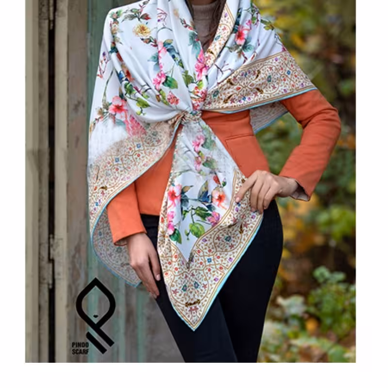 روسری نخ ابریشم گارزا90  زمینه روشن بهاره  قواره 130در130 سانتیمتر دور دست دوز 