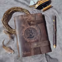 دفتر چرمی با حکاکی کشتی ، 20 در 15 ، چرم گاوی افکتی کریزی قهوه ای مات، 120 برگ کاغذ نخودی خطدار