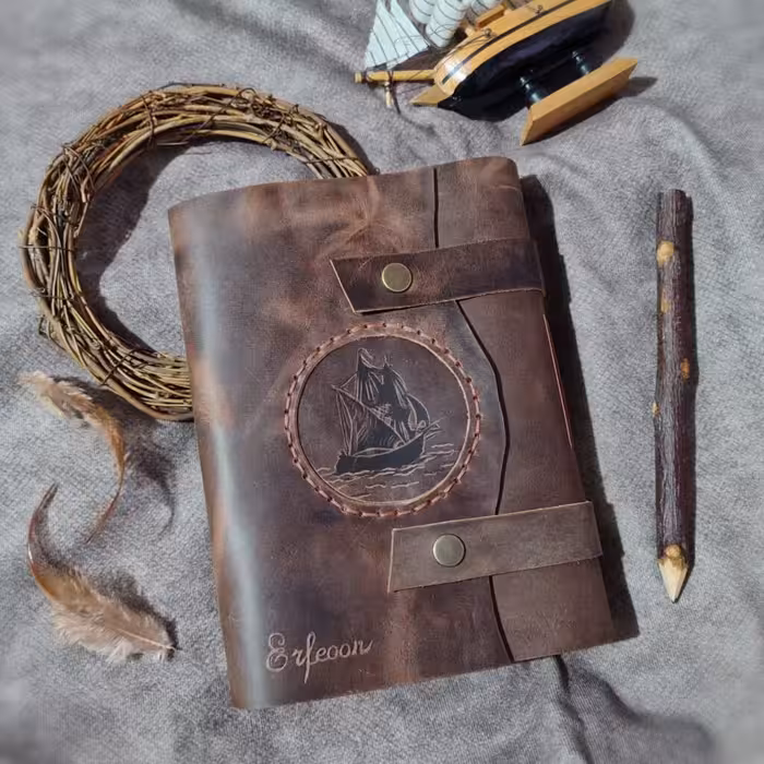 دفتر چرمی با حکاکی کشتی ، 20 در 15 ، چرم گاوی افکتی کریزی قهوه ای مات، 120 برگ کاغذ نخودی خطدار