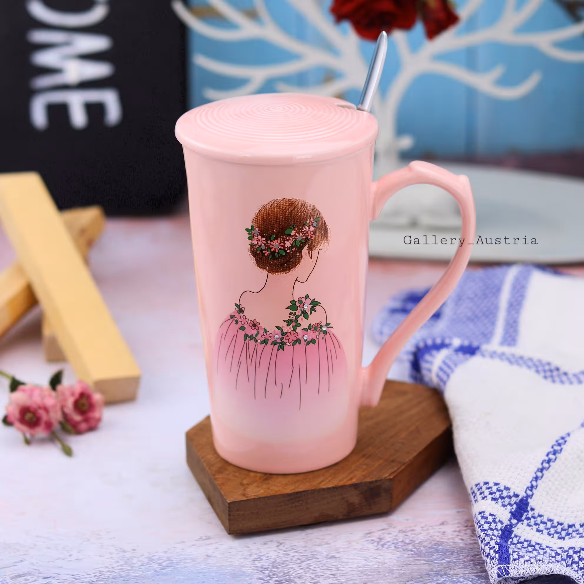 ماگ سرامیکی پرنسس، وارداتی و نگین کاری شده دارای درب و قاشق استیل 