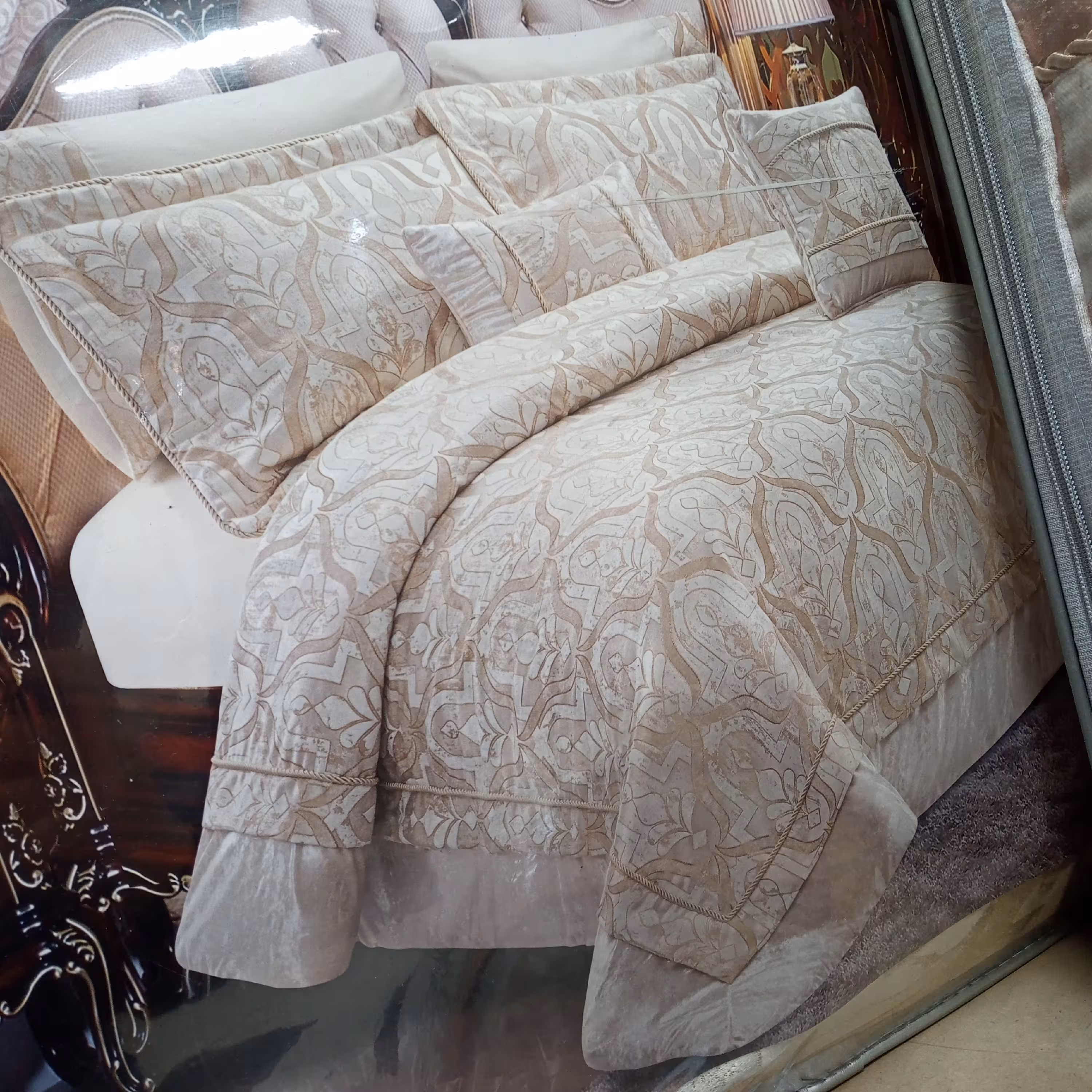 روتختی مخمل لاویتا مدل Leon وارداتی دونفره 8 تیکه کرم طلایی