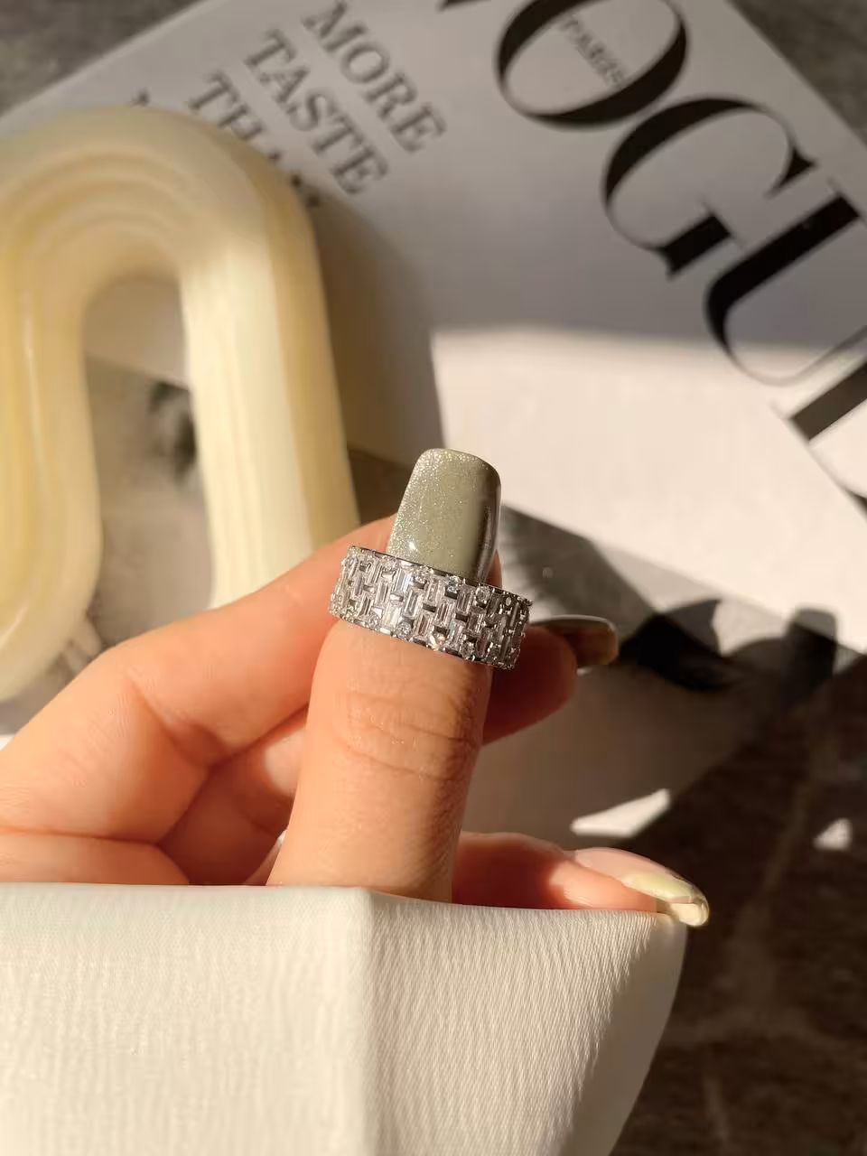 انگشتر دور تا دور نگین جواهری نقره زنانه کد 10728