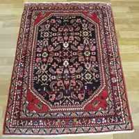 فرش دستباف ليليان طرح ماهي سراسر سایز ذرع و نيم رنگ زمینه سرمه اي رنگ حاشیه لاكي کد 40021