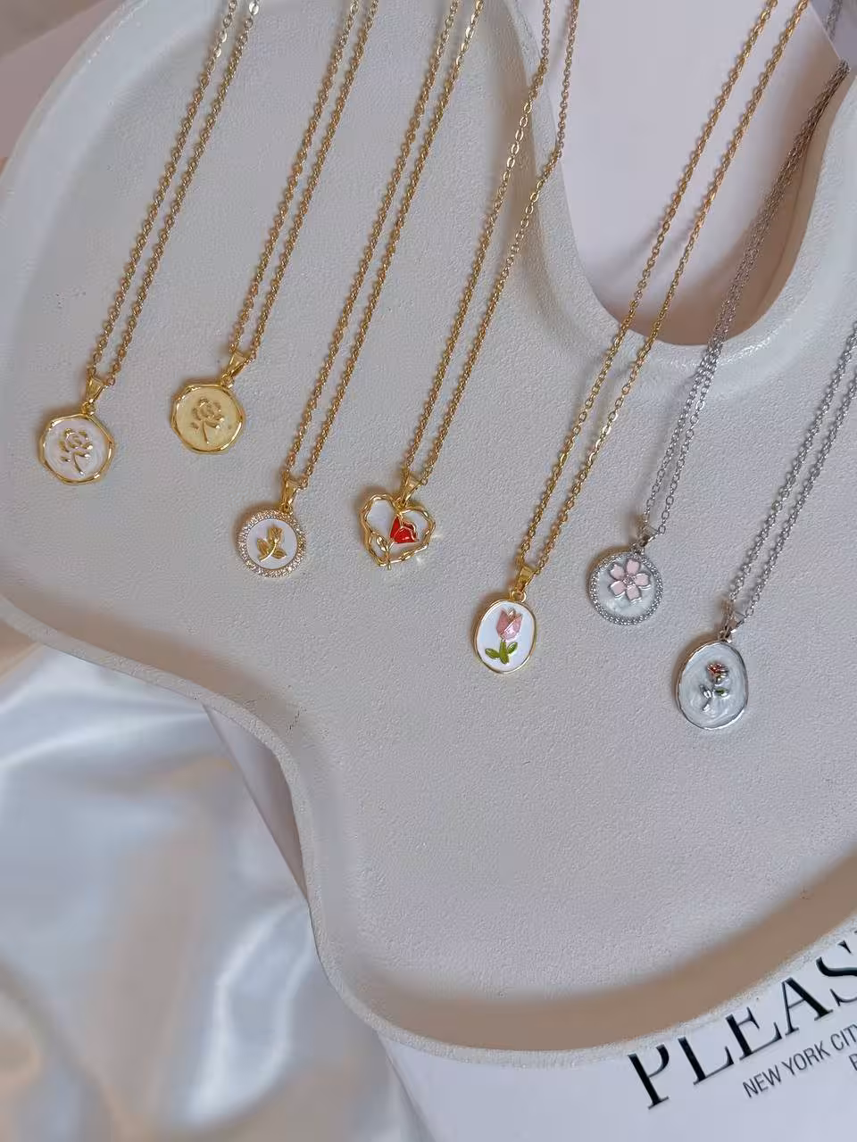 کالکشن گردنبندگل1259گردنبند/زنجیر استیل/پلاک ابکاری/ضدحساسیت/کیفیت بالا/نگین مخراج کاری شده/هرگونه بدلیجات از موادشوینده عطر ادکلن استخر عرق اسیدی دور باشند