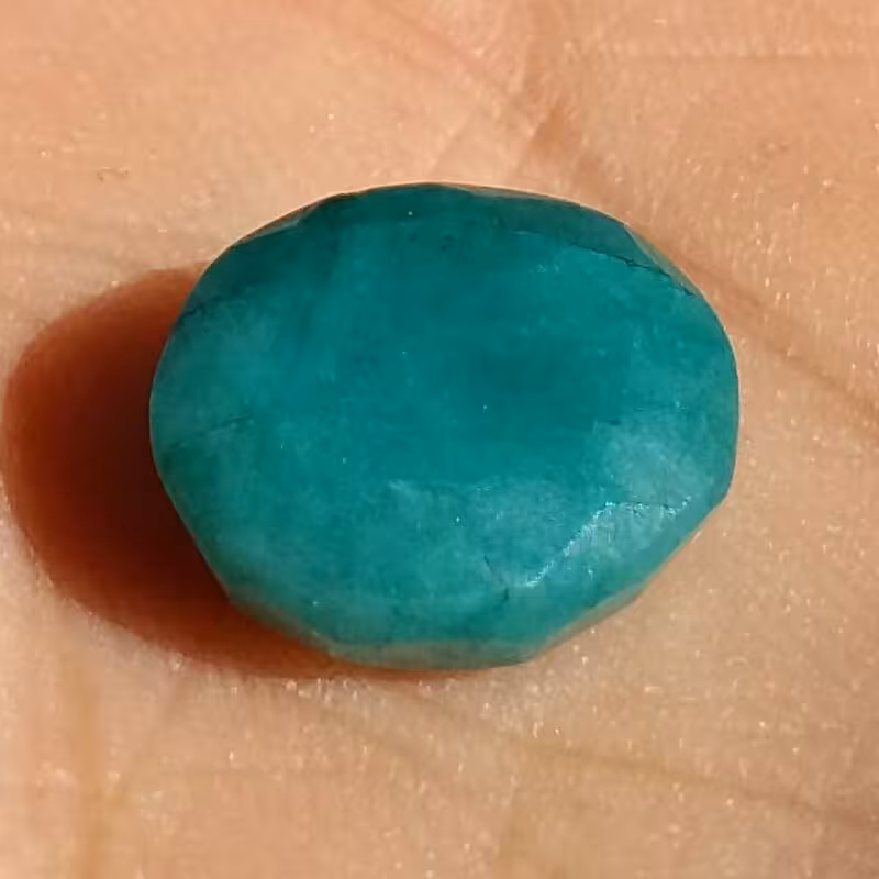 نگین زمرد بسیار پر رنگ وارداتی تراش بیضی کد 10475