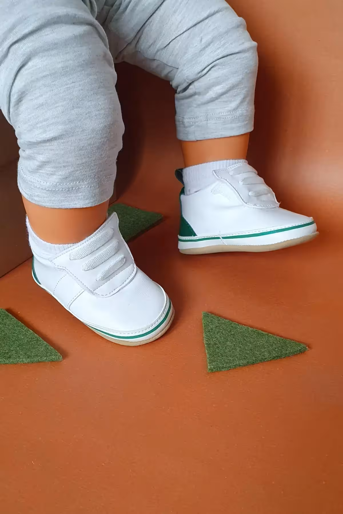 کفش نوزاد پسر پاپوش ی با جزئیات سبز و چسبی سفید – 5451