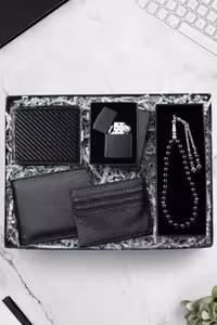 ست هدیه شامل فندک به سبک زیپو و کیف پول مشکی و جای کارت و تسبیح مشکی و زیرسیگاری به رنگ مشکی از جنس چرم مصنوعی - 5402