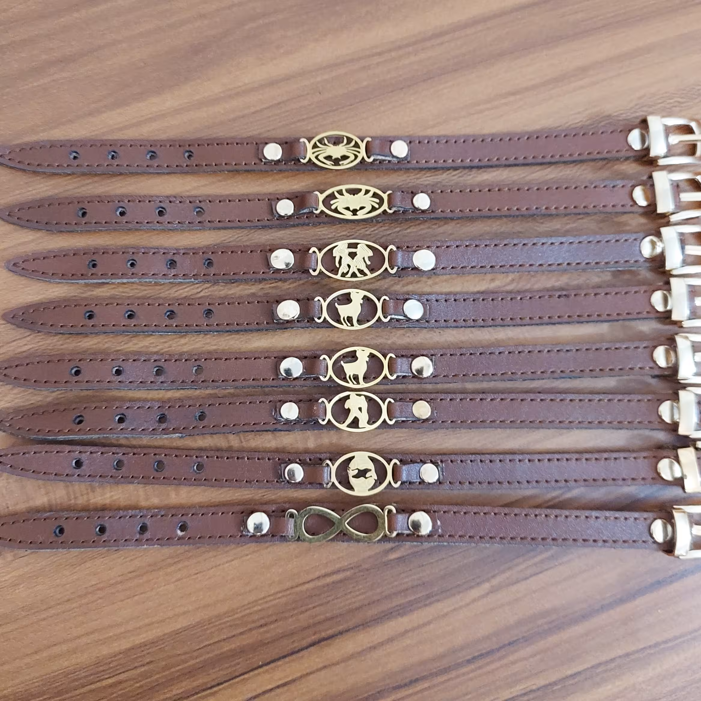 دستبند چرمی با پلاک ماه تولد و سگک فلزی پل دار  