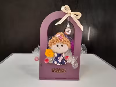 باکس چوبی کادویی عروسک خندان مو طلایی