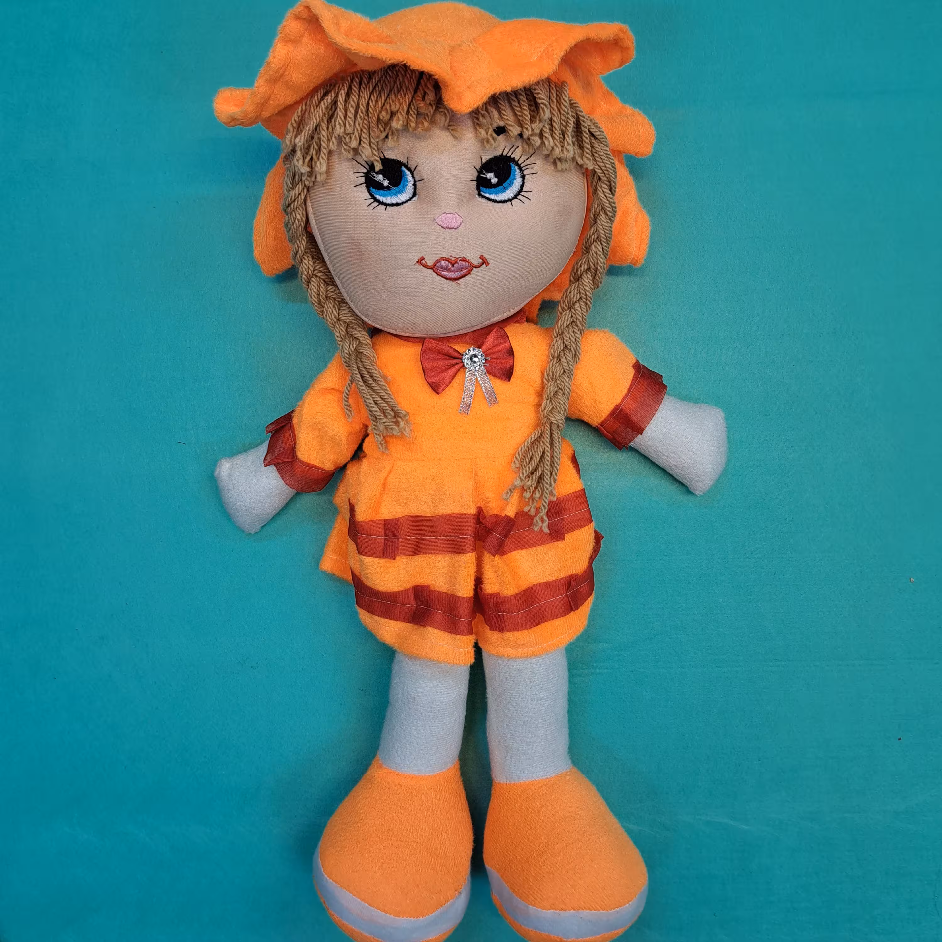 عروسک پولشی دختر بزرگ  با سه رنگ مو های بافته  