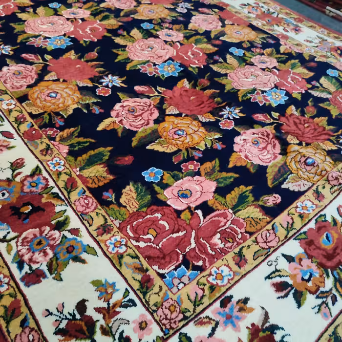 فرش دستباف سه و نیم متری طرح گل رز مدل AA197