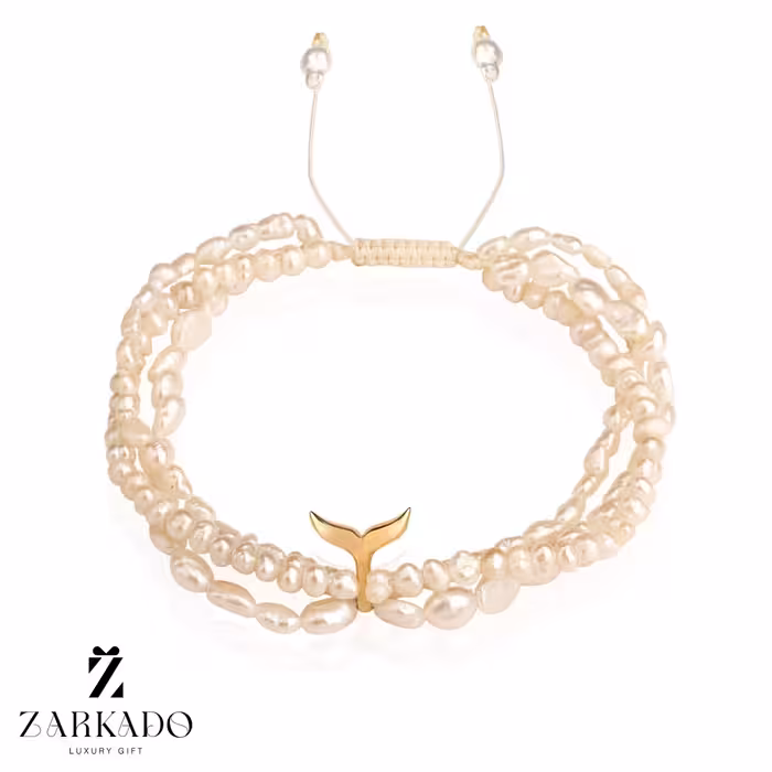 دستبند مرواریدی سه رج و پلاک طلا طرح دم وال