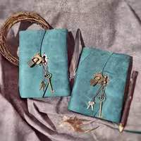 دفتر چرمی قفلدار ، چرم گاوی افکتی سبز تیره، 19 در 14, صد برگ کاغذ نخودی رنگ ، قفلدار