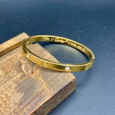 دستبند النگویی طرح کارتیر داخل حک شده نگین دار طلایی