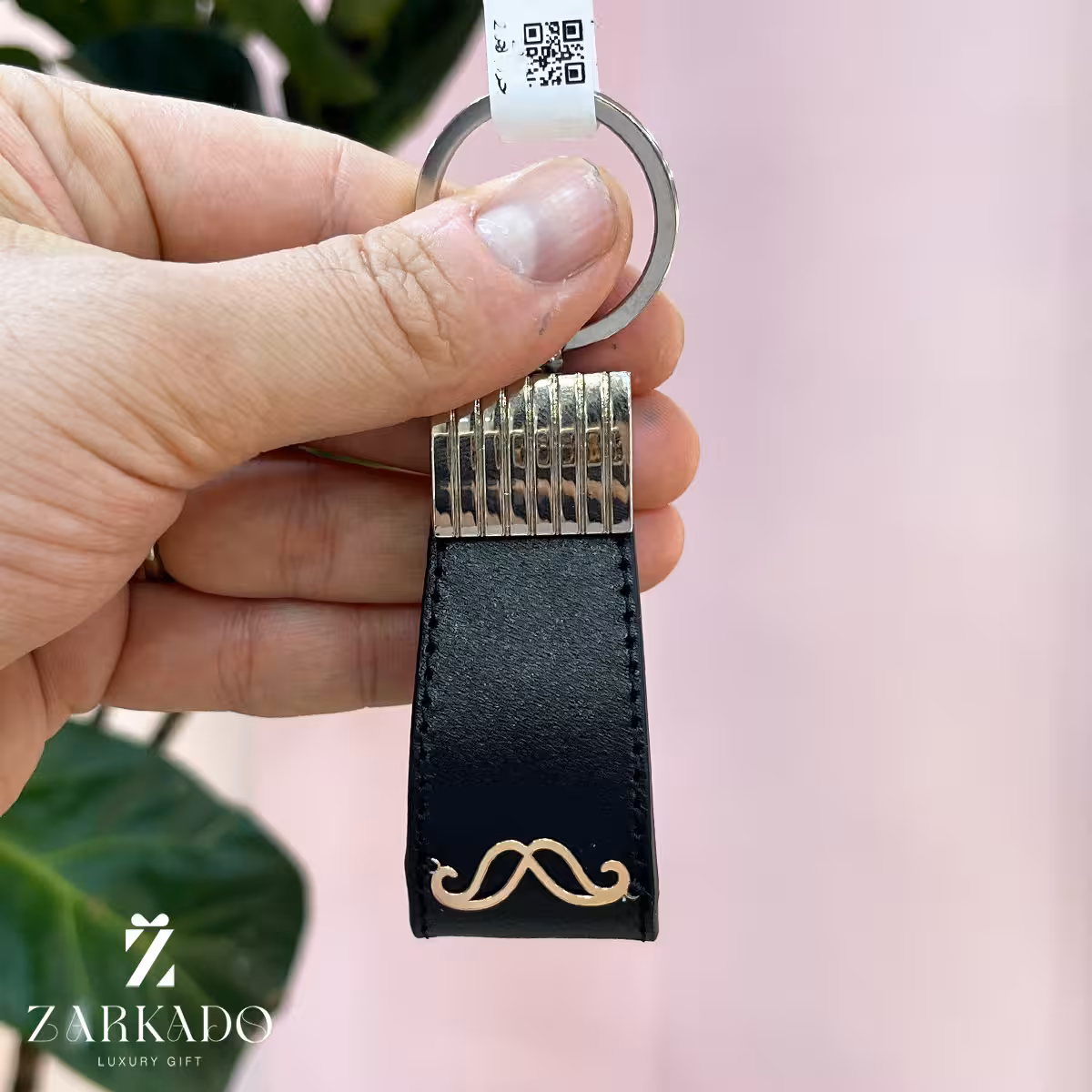 جاسوئیچی چرم مشکی و طلا طرح سیبیل کد k2844
