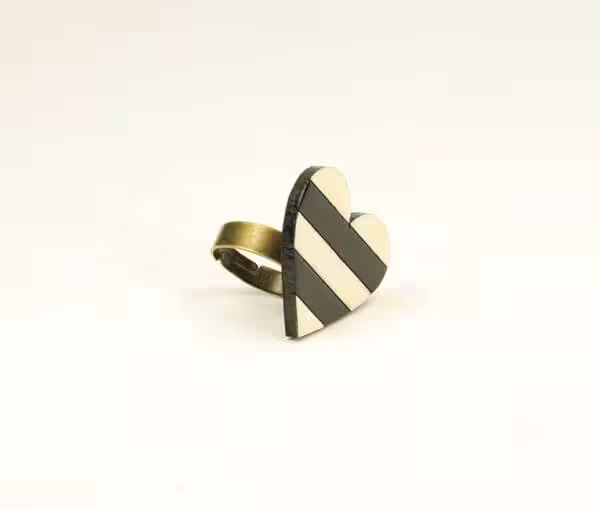 انگشتر چوبی طرح قلب دستساز کد WRI1012