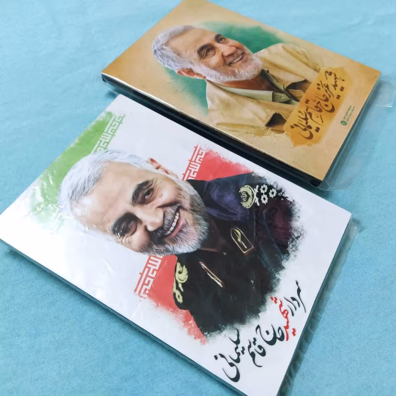 شاسی پایه دار سایز 13 در 18 طرح رهبری و شهید حاج قاسم سلیمانی (موجودی بگیرید)