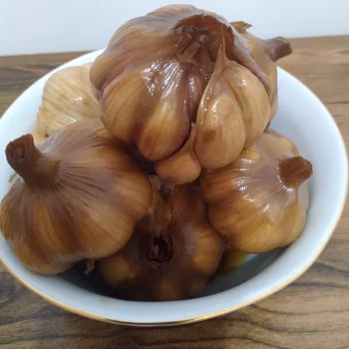 سیر ترشی 3ساله طارم صد درصد طبیعی به صورت کاملا سنتی آماده شده بدون مواد افزودنی 