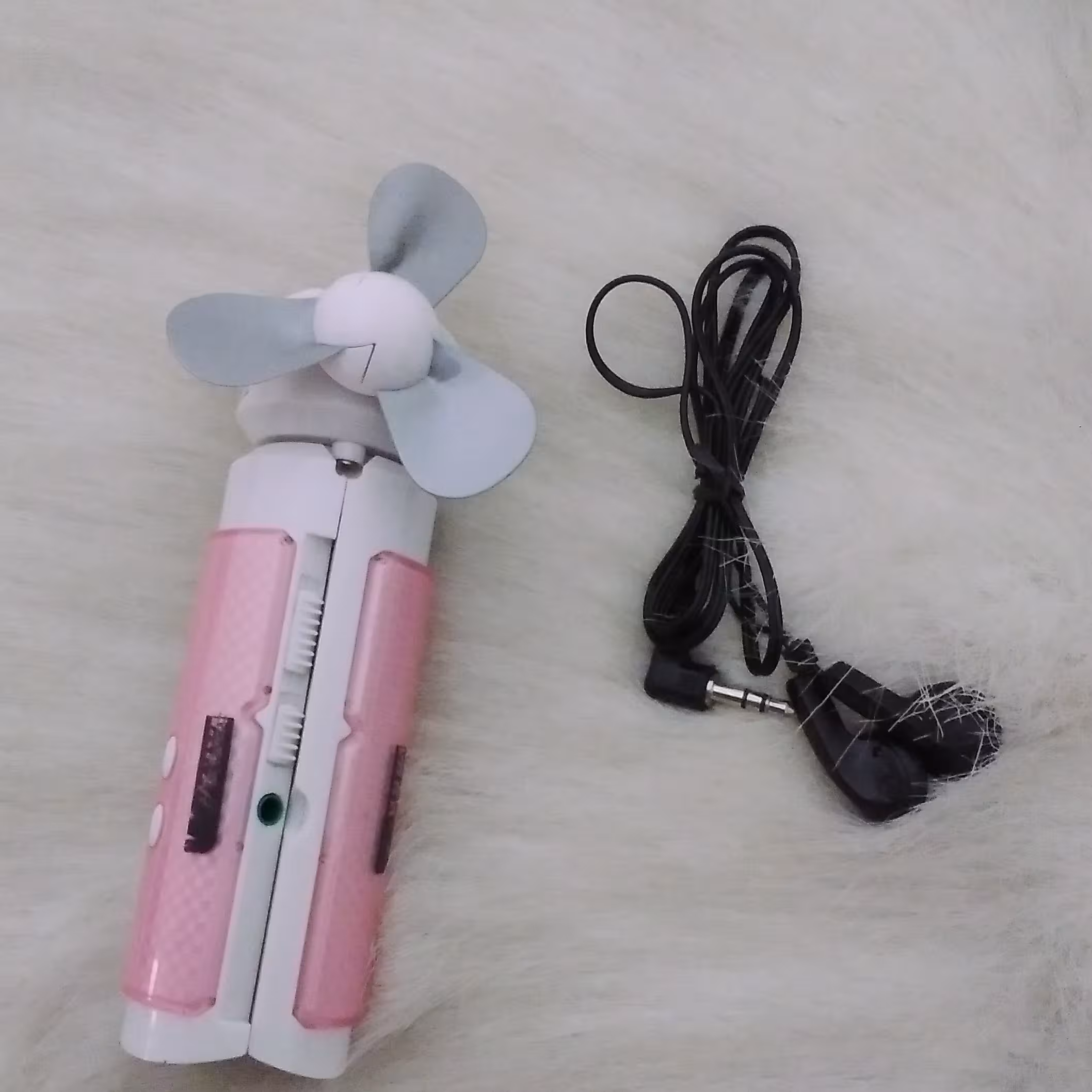 پنکه دستی سه کاره برند معروف vaka هم رادیو هم پنکه و هم چراغ قوه