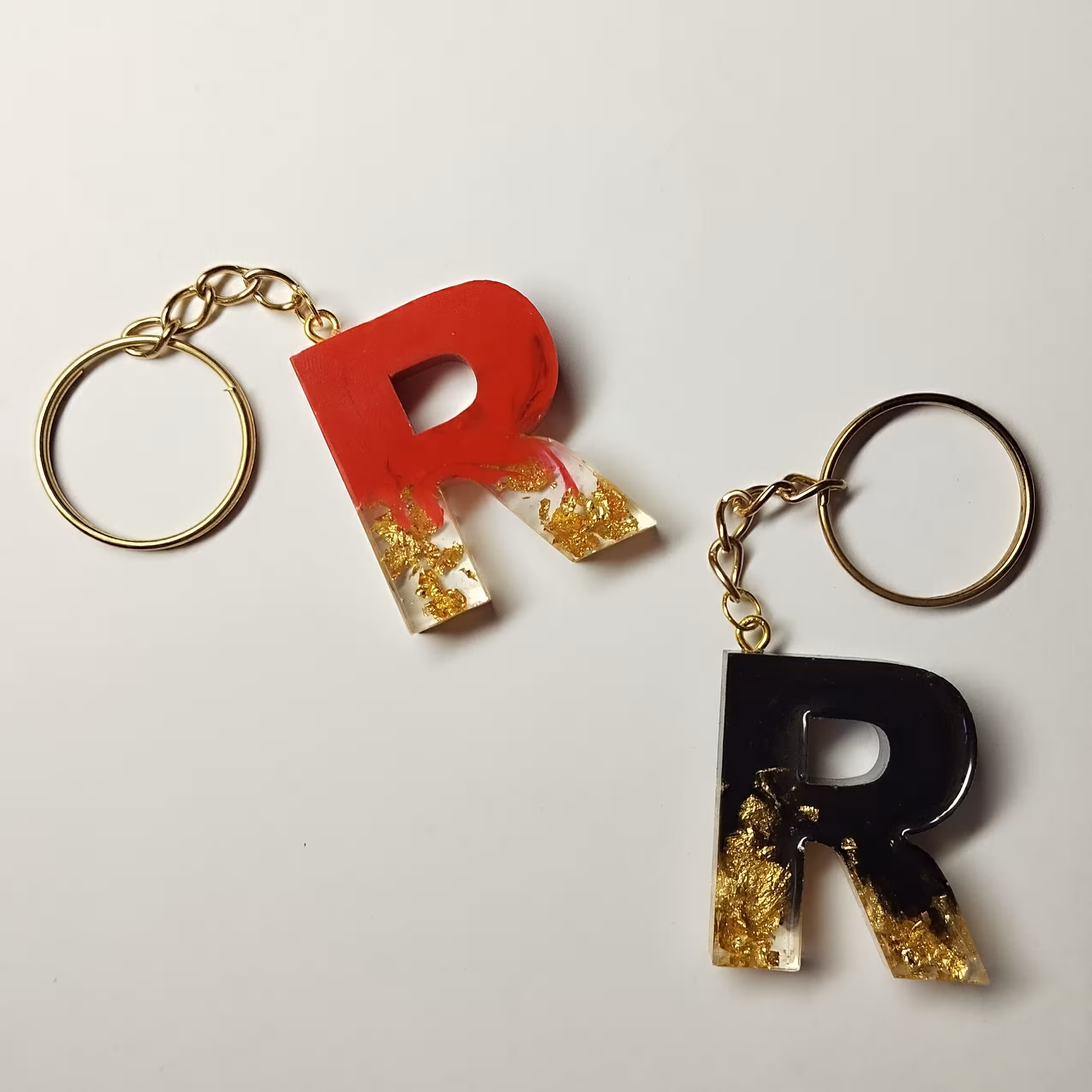 جاکلیدی رزینی حرف M طرح ورق طلا