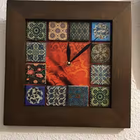 ساعت دیواری ساخته شده با کاشی های دست ساز