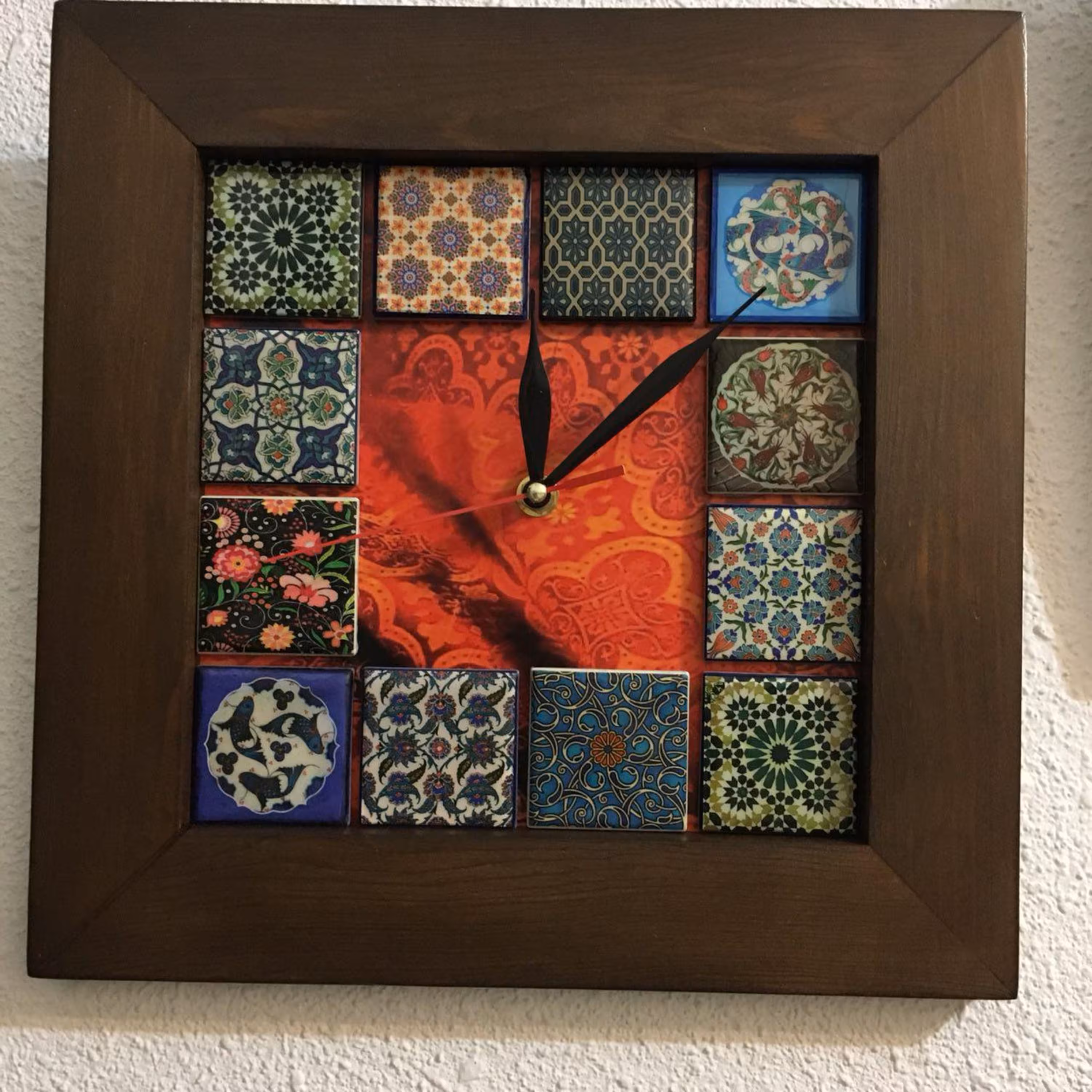 ساعت دیواری ساخته شده با کاشی های دست ساز