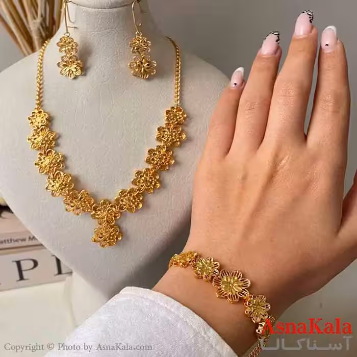نیم ست زنانه برنجی شامل گردنبند و گوشواره و دستبند کد NIM141037W