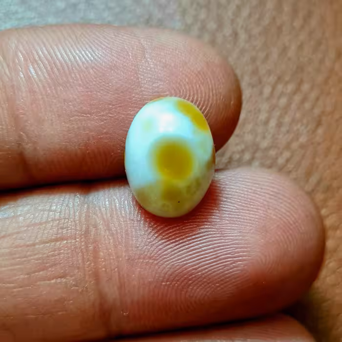 نگین عقیق چشم دار.مشخصات. طول 1.3  سانتی متر. عرض 1 سانتی متر. ارتفاع 0.5 سانتی متر. 