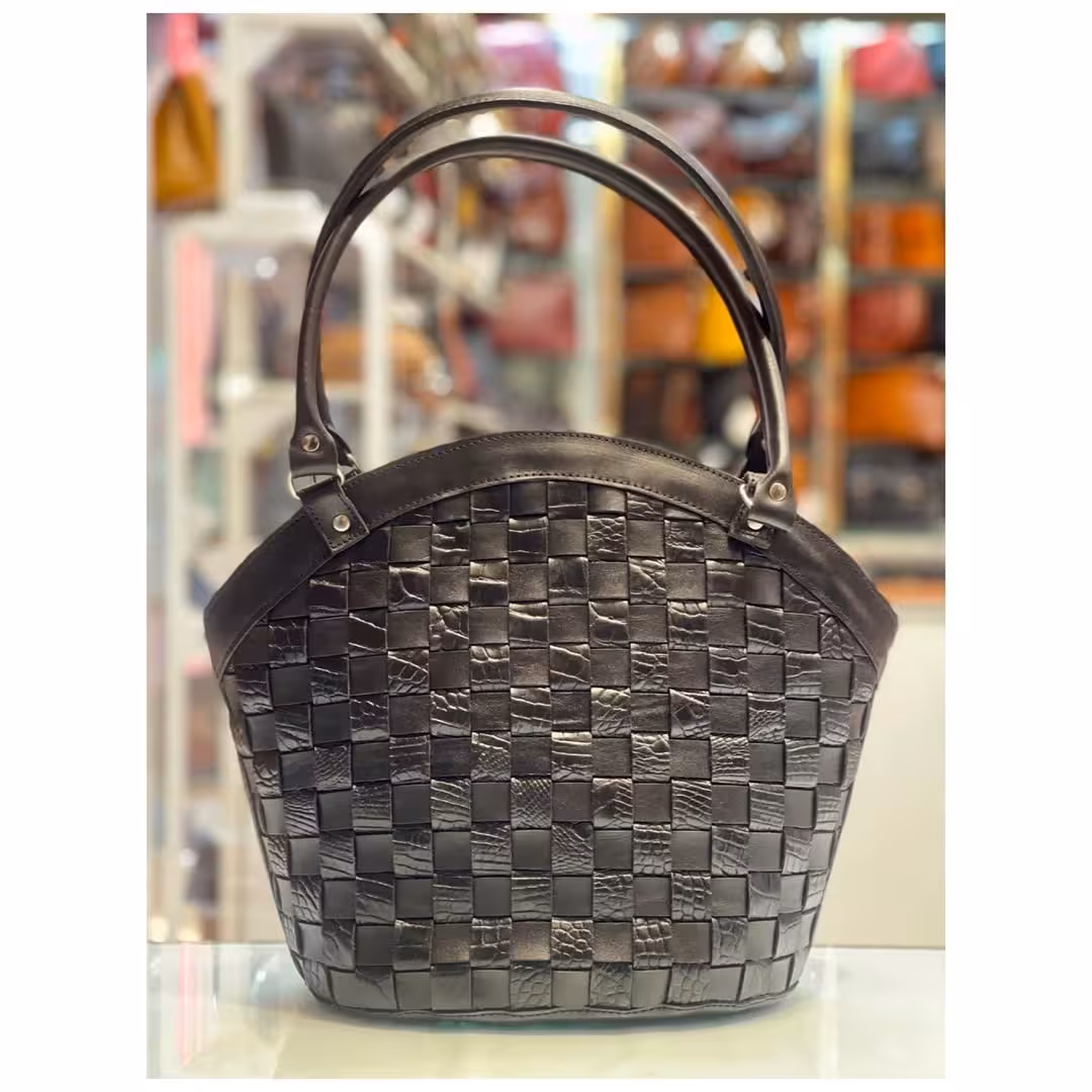 کیف دستی زنانه  فقط رنگ مشکی موجوده تمام چرم طبیعی گاوی کد 67 ثبت سفارش دایرکت عکس و رنگ کیف رو بفرستید