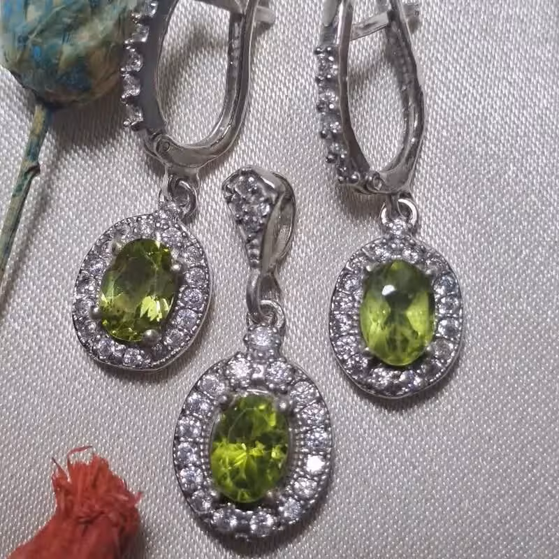 نیم ست نقره زبرجد اصل و معدنی (گوشواره و گردنبند) روکش طلا سفید آقابزرگ Med44