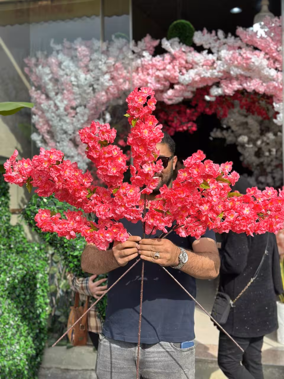 شاخه شکوفه برگدار رنگ سرخابی