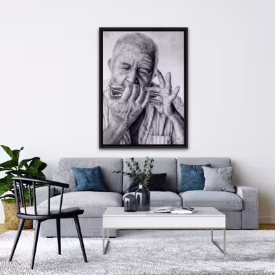 تابلو نقاشی سیاه قلم طرح پیرمرد ساز زن