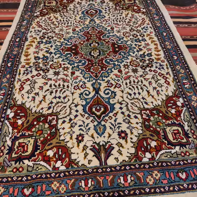 فرش دستبافت یک و نیم  متری طرح ترنج کد SH 95