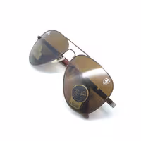 عینک آفتابی  برند ریبن 
RAYBAN فریم تمام قاب فلزی دسته فنری
جنس عدسی طلق پلاریزد POLARIZED 
بسیار سبک رنگ عدسی قهوه‌ای 
