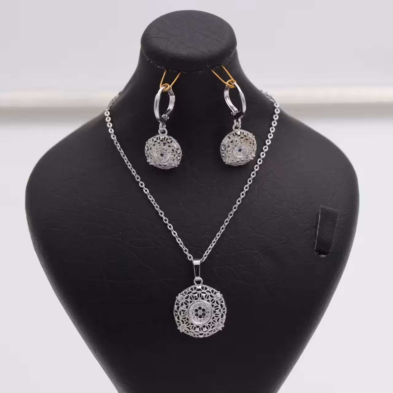 نیم ست رنگ ثابت نقره ای طرح گرد فول نگین 71233